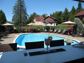 Utomhuspool, öppet 10.00 till 20.00, parasoller och solstolar