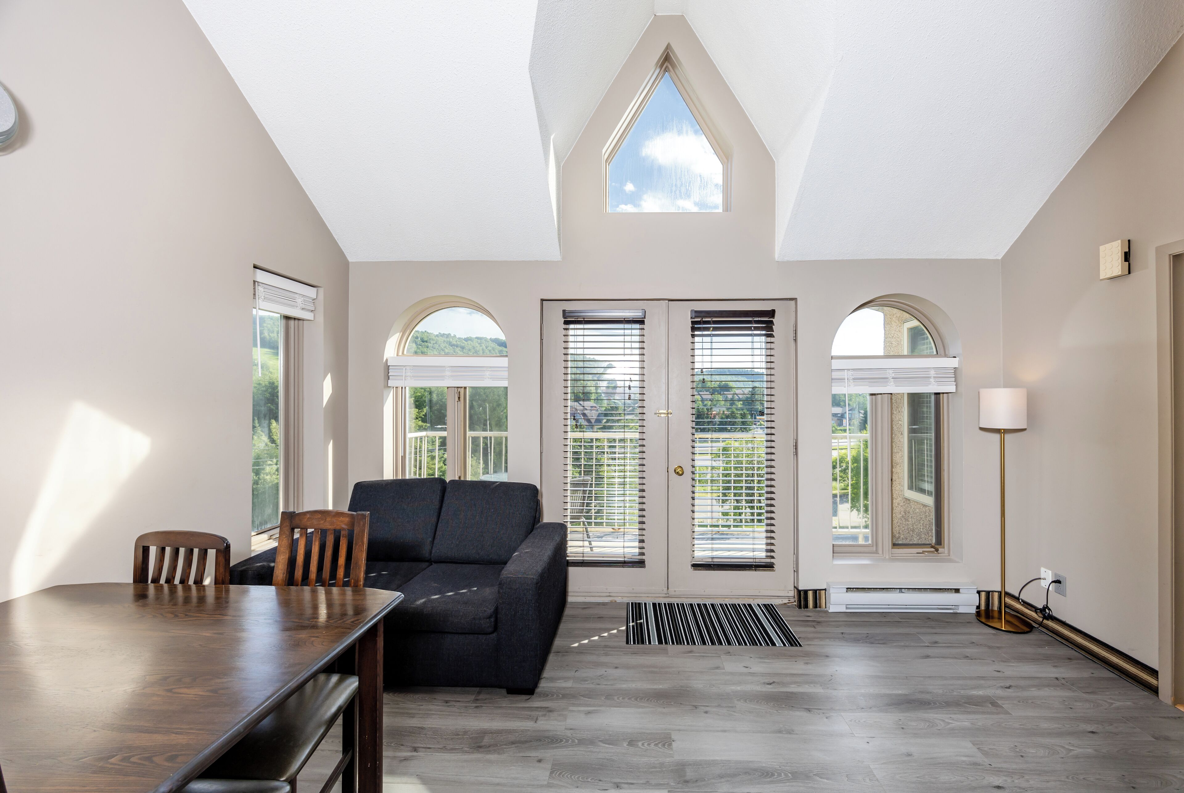 デラックス スイート 2 ベッドルーム | リビング エリア | テレビ、暖炉