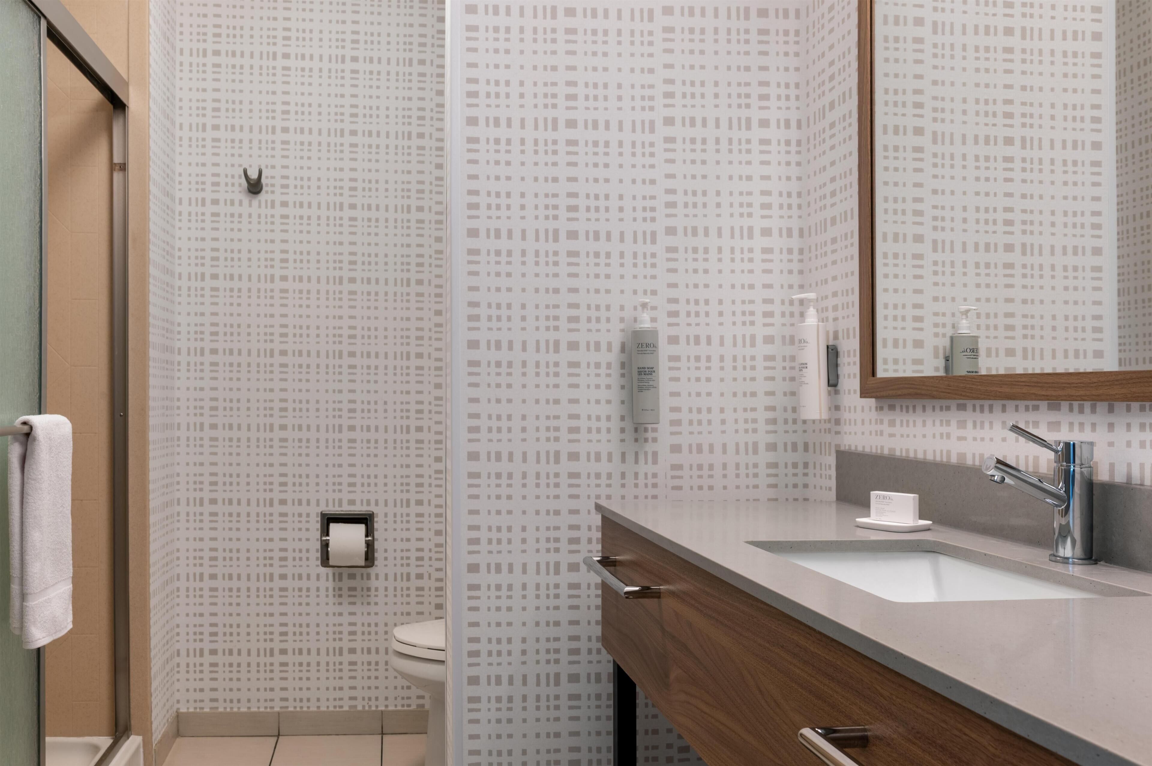 Combined shower/bathtub, free toiletries, hair dryer, towels