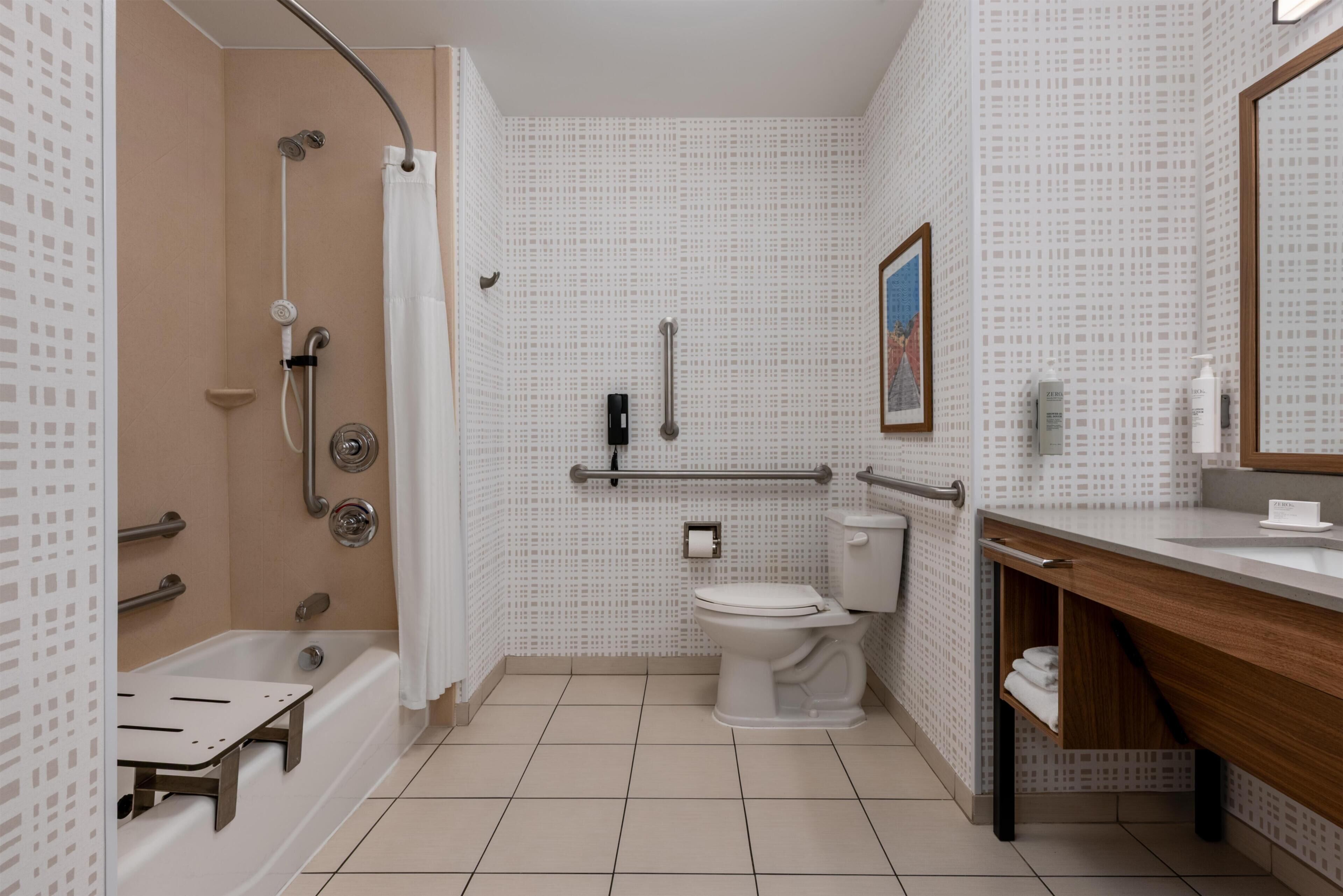 Room, 1 King Bed, Accessible, Bathtub (Hearing) | Bathroom