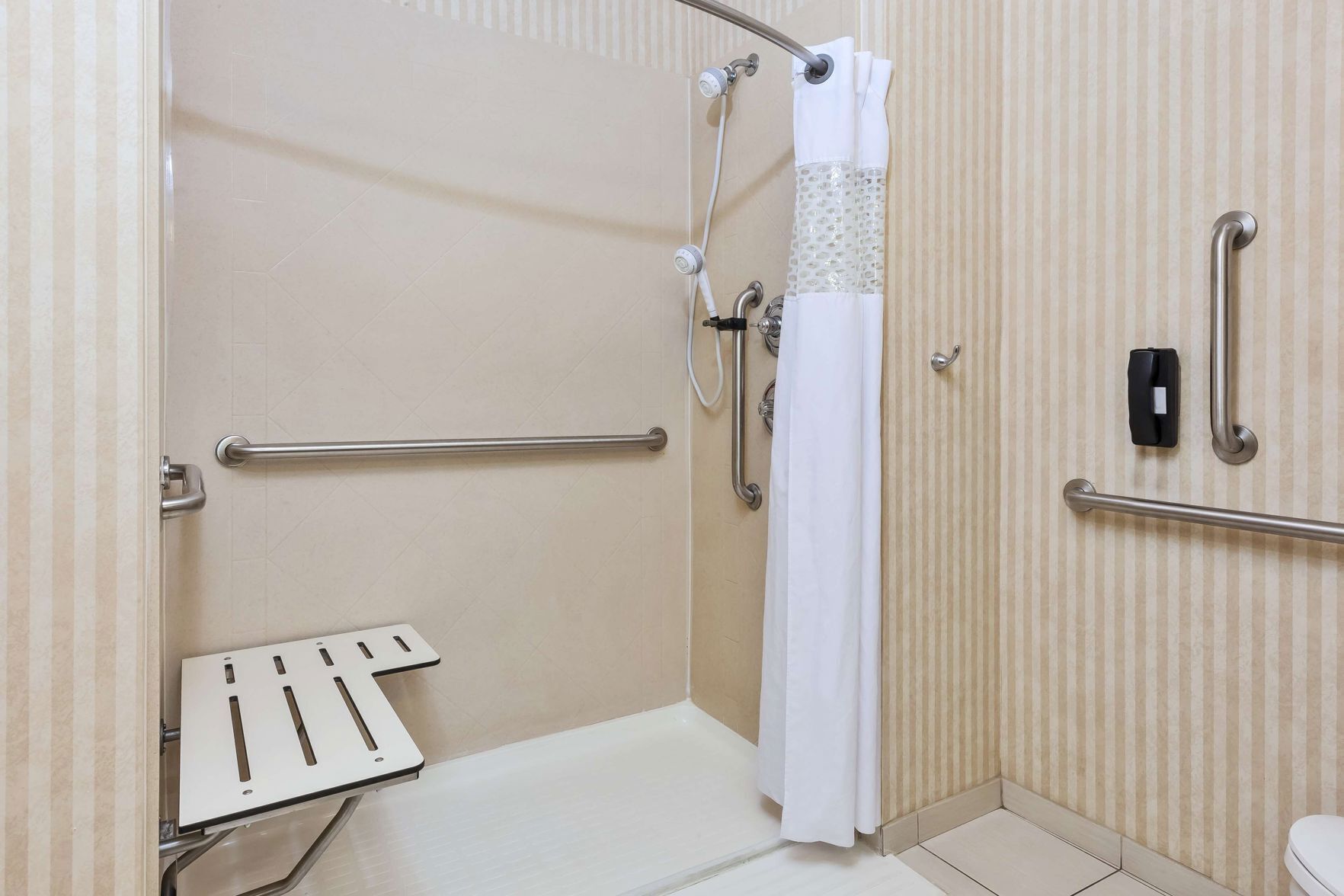 Bathroom | Combined shower/bathtub, free toiletries, hair dryer, towels