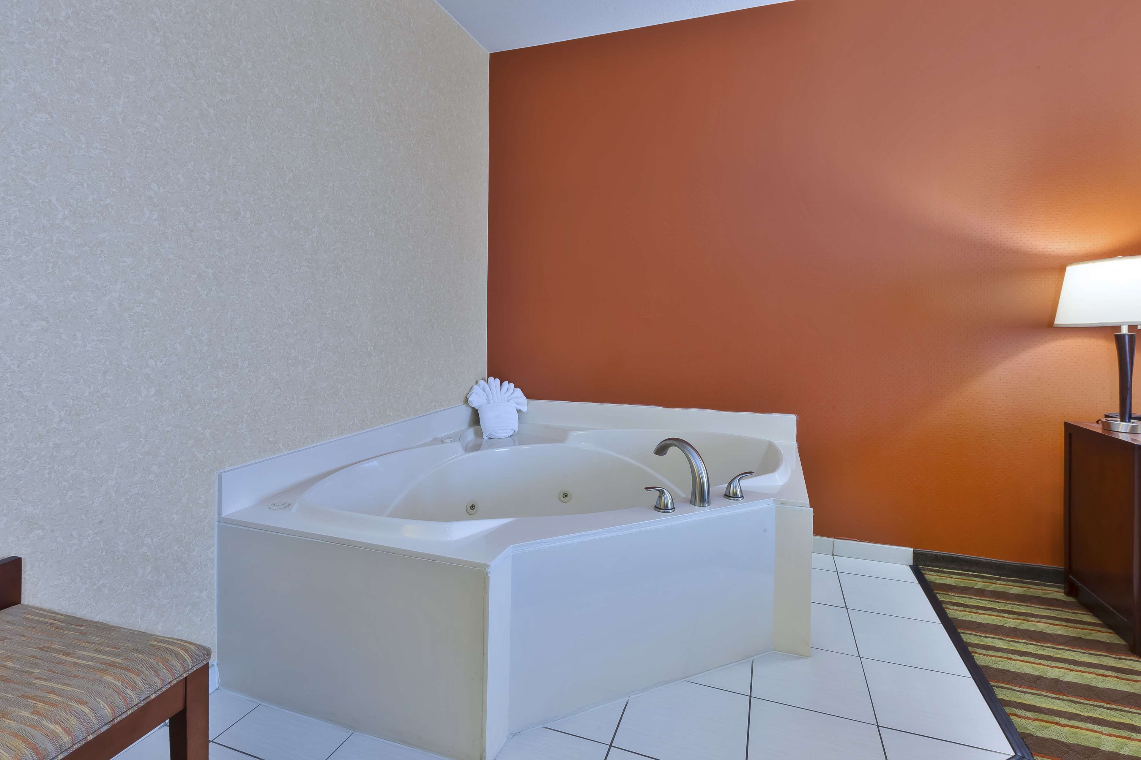 room, 1 king bed (with whirlpool) | bathroom | combined shower/bathtub, free toiletries, hair dryer, towels
