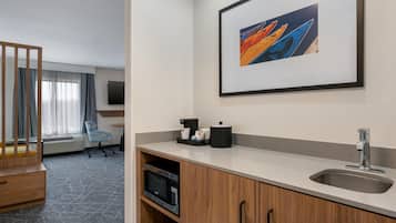 Studio Suite, 1 King Bed | Minibar