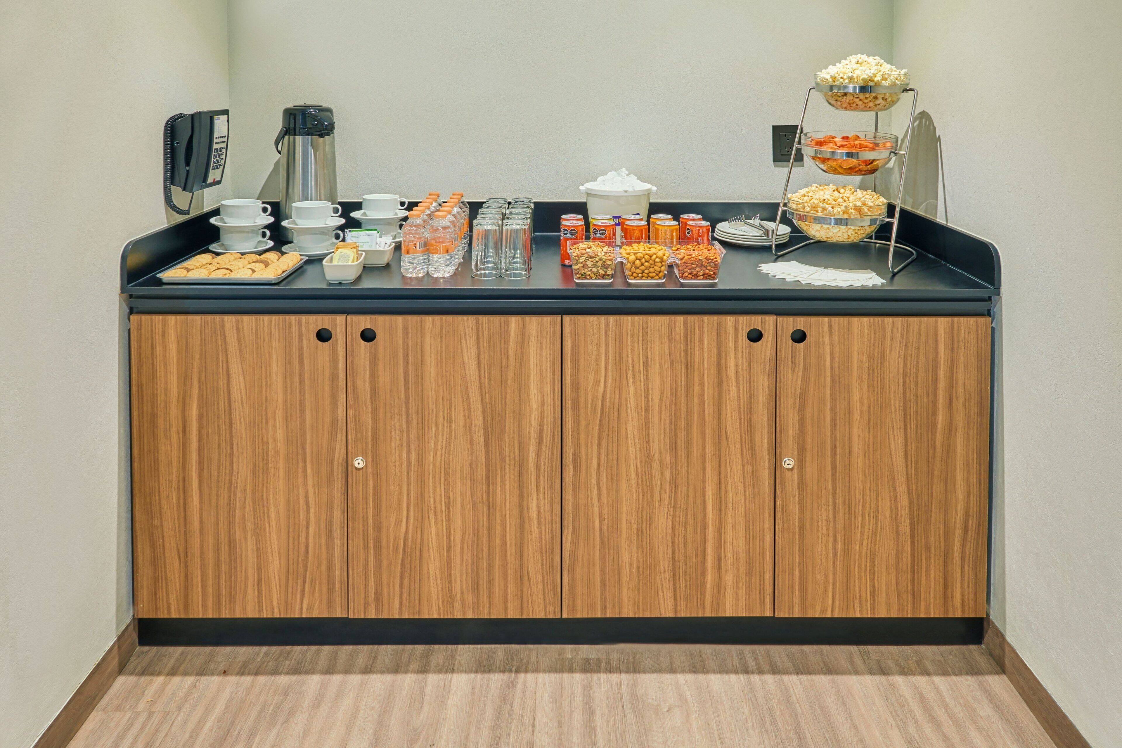 Un buffet proposant une variété de plats et de boissons.