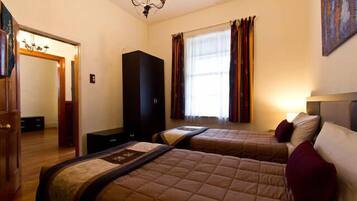 Brockworth Cottage - Riccarton | Iron/ironing board, free cots/infant beds, free WiFi, bed sheets