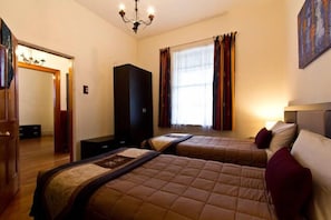 Brockworth Cottage - Riccarton | Iron/ironing board, free cribs/infant beds, free WiFi, bed sheets - Christchurch City & Country Cottages - Clarence Cottage (Christchurch)