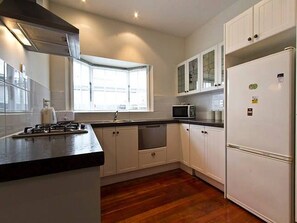 Dining - Christchurch City & Country Cottages - Clarence Cottage (Christchurch)