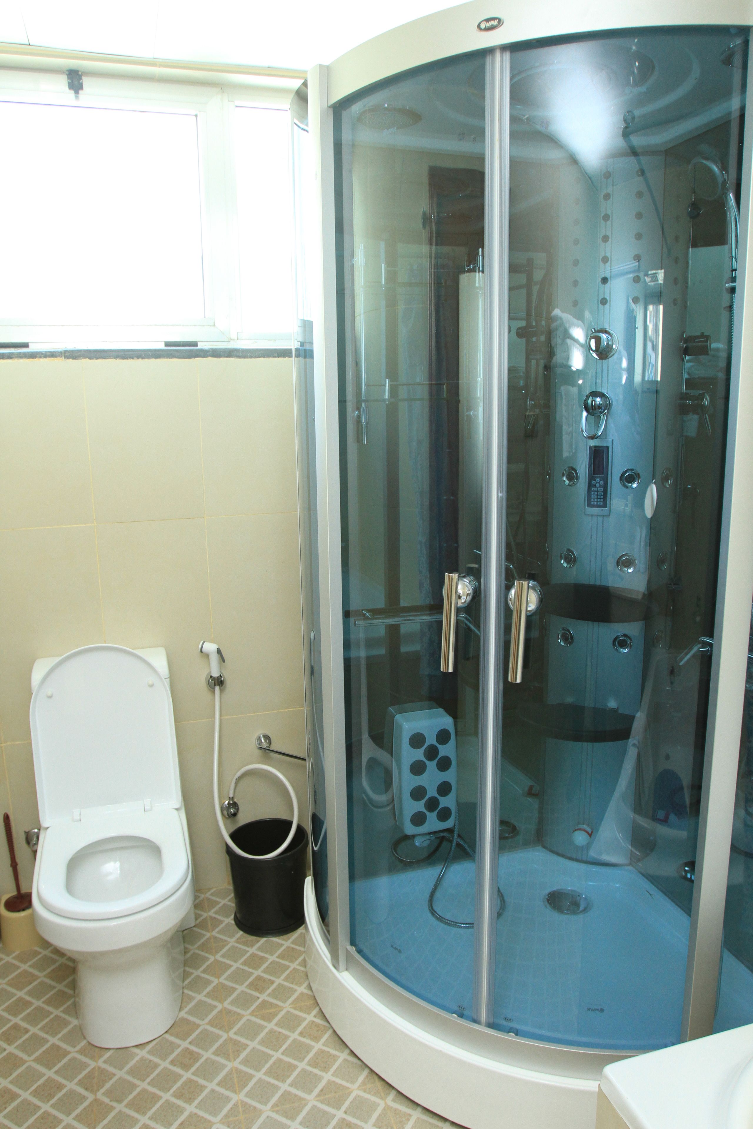 Ensemble baignoire-douche, baignoire profonde, douche cascade