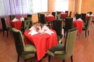 Se sirven desayunos, almuerzos y cenas; cocina internacional