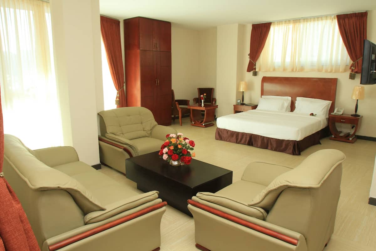 Executive Suite | Free minibar items, in-room safe, desk, soundproofing