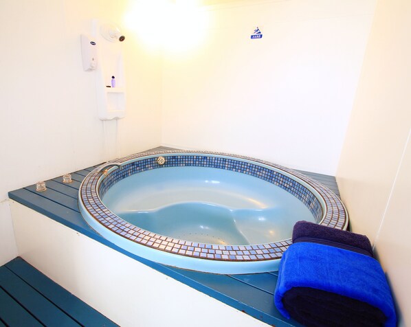 X - Studio Suite, 1 Queen Bed with Spa Bathtub, without Kitchen | Indoor spa tub - Golden Glow Motel (Rotorua)