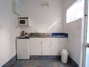 Superior Double Room | Private kitchenette | Fridge, coffee/tea maker, electric kettle - Golden Glow Motel (Rotorua)
