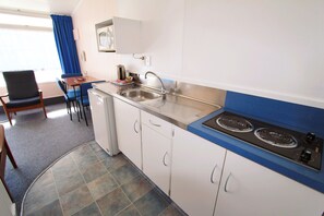 Fridge, coffee/tea maker, electric kettle - Golden Glow Motel (Rotorua)