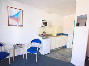 Standard Twin Room | Private kitchenette | Fridge, coffee/tea maker, electric kettle - Golden Glow Motel (Rotorua)