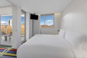 高級寢具、客房內保險箱、布置獨特、筆電工作空間