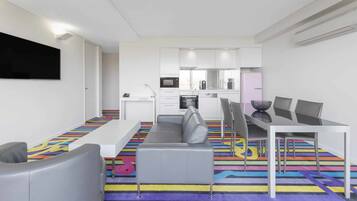 Zimmer, Mehrere Betten (Residence) | Wohnbereich | 50-Zoll-Smart-TV mit Digitalempfang, Fernseher