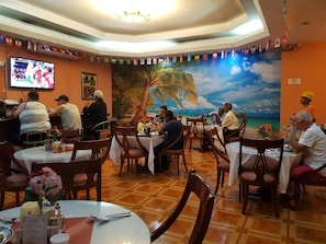 Petit déjeuner, déjeuner et dîner servis sur place