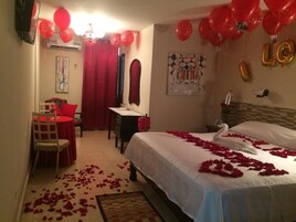 Ropa de cama de alta calidad y caja de seguridad en la habitación 