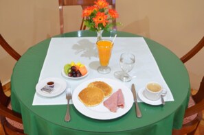 아침 식사, 점심 식사 및 저녁 식사 제공