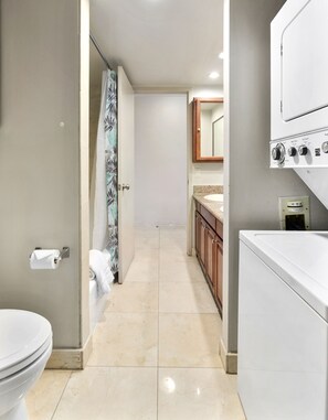 Ensemble douche/baignoire, articles de toilette gratuits, sèche-cheveux