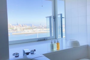 デラックス ツインルーム | バスルームの設備 | 個別の浴槽とシャワー、バスアメニティ (無料)、ヘアドライヤー、スリッパ