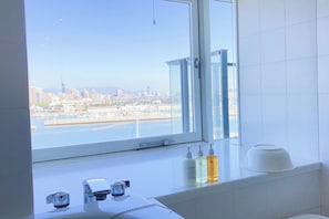 Deluxe Twin Room | Bathroom amenities