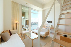 Ropa de cama de alta calidad y caja de seguridad en la habitación 