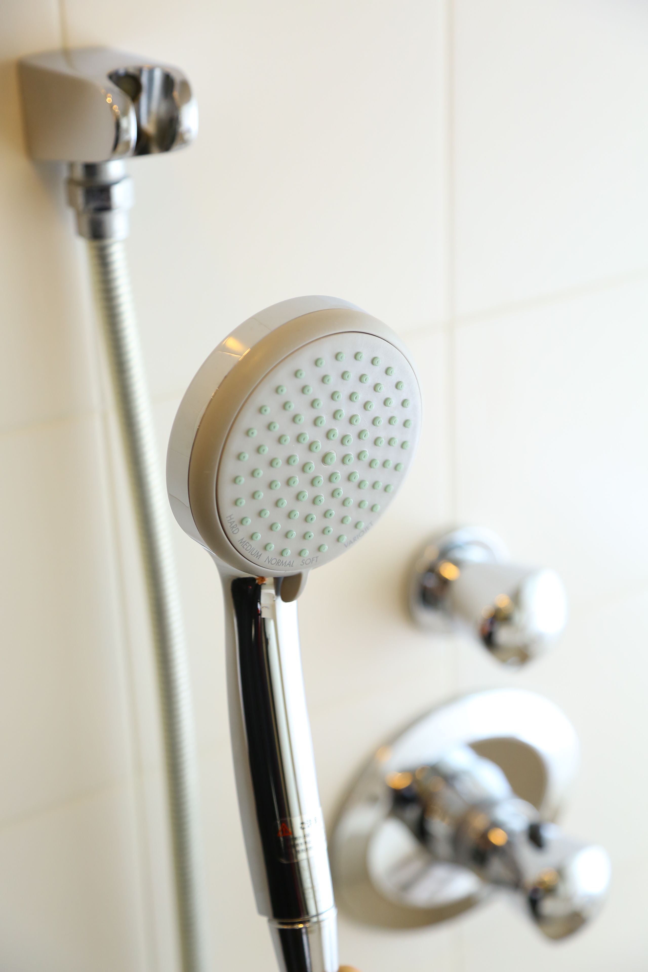 twin room | bathroom shower