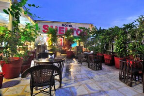 Breakfast, lunch and dinner served - Hotel Shelton (New Delhi)