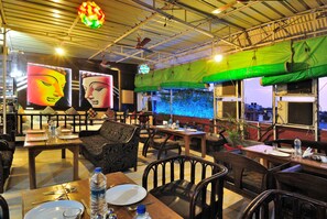 Frokost og lunsj serveres, internasjonale retter, utsikt mot hagen 