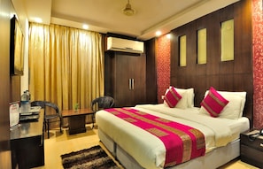 Super Deluxe Room | Premium bedding, pillowtop beds, in-room safe, desk - Hotel Shelton (New Delhi)
