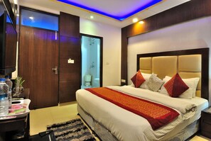 Super Deluxe Room | Premium bedding, pillow-top beds, in-room safe, desk - Hotel Shelton (New Delhi)