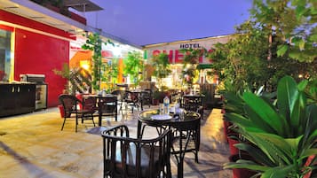 Se sirven desayunos, comidas y cocina internacional con vista al jardín