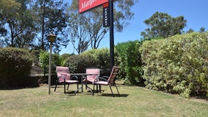 A motel sign with a directional arrow and a 'No Vacancy' sign. - Motel Margeurita (Queanbeyan)