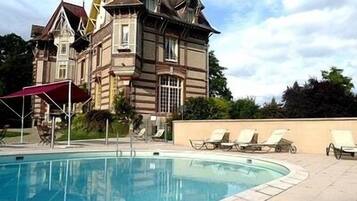 Hồ bơi ngoài trời