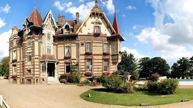 A large, historic building with multiple towers and a symmetrical facade. - Château de la Rapée (Bazincourt-sur-Epte)