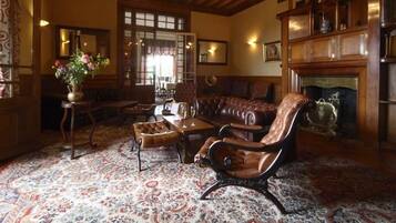 Phục vụ bữa trưa và bữa tối, đặc sản địa phương