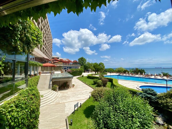 Outdoor pool - Cinar Otel (Istanbul)