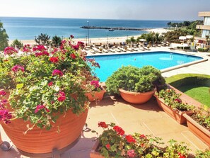 Outdoor pool - Cinar Otel (Istanbul)