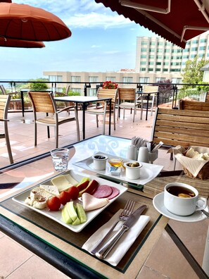 Daily continental breakfast (EUR 10 per person) - Cinar Otel (Istanbul)