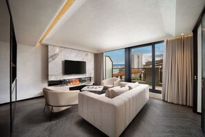 Penthouse Terrace, Bosphorus View | Área de sala de estar | Televisión LCD 