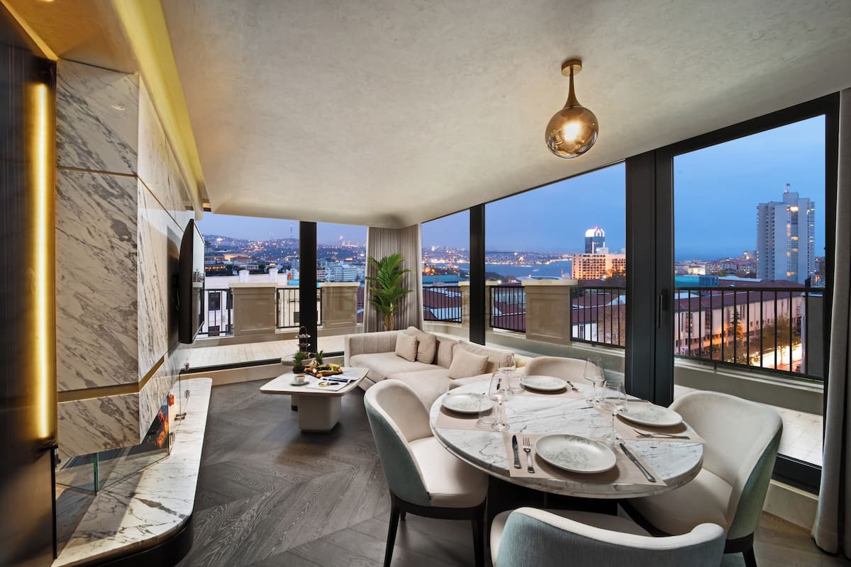 Penthouse Terrace, Bosphorus View | Roupas de cama premium, edredons de pluma, camas Tempur-Pedic, frigobar