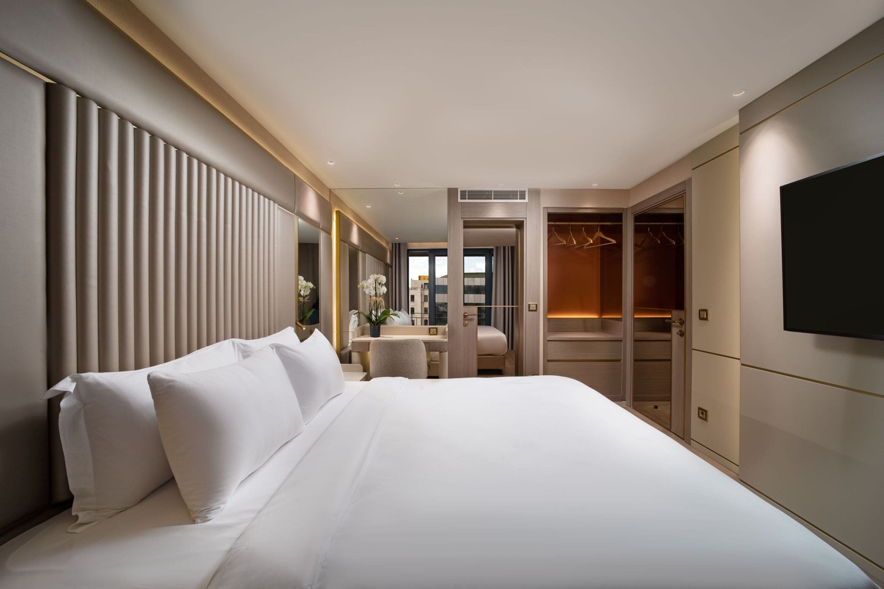 Family Suite | Bộ đồ giường cao cấp, chăn bông, nệm Tempur-Pedic, minibar 