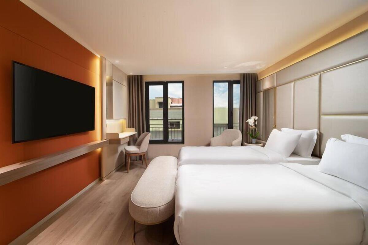 Deluxe Room | Premium bedding, down comforters, Tempur-Pedic beds, minibar