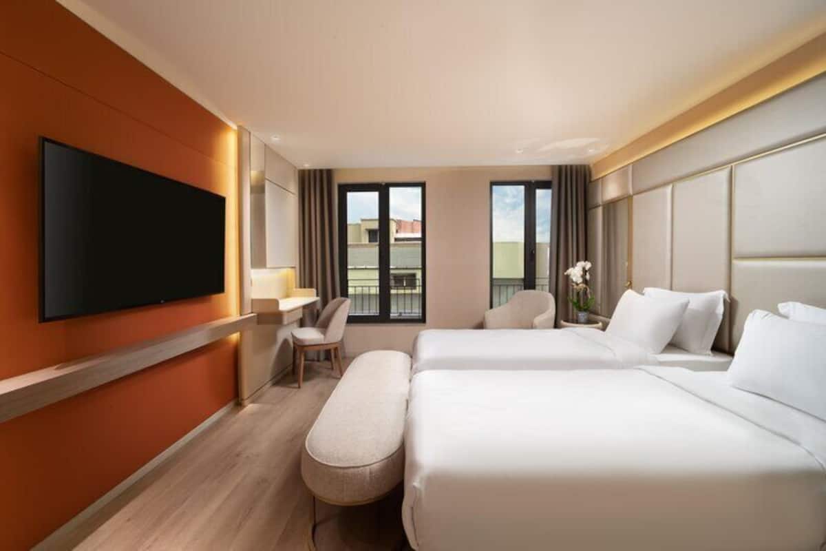 Deluxe Room | Premium bedding, down comforters, Tempur-Pedic beds, minibar