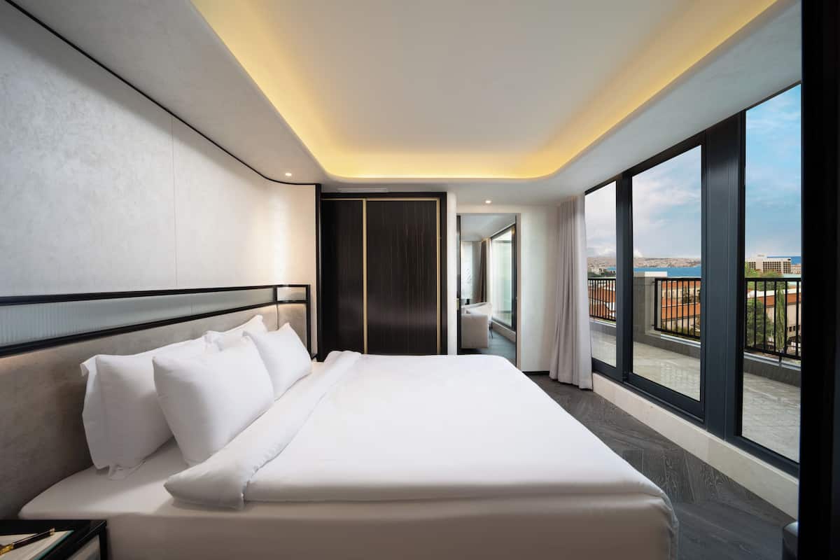 Premium bedding, down duvets, Tempur-Pedic beds, minibar