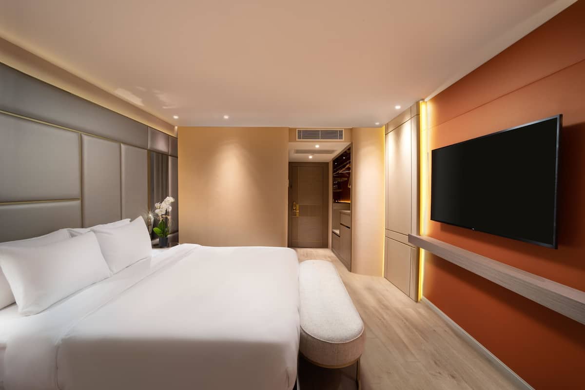 Premium bedding, down duvets, Tempur-Pedic beds, minibar