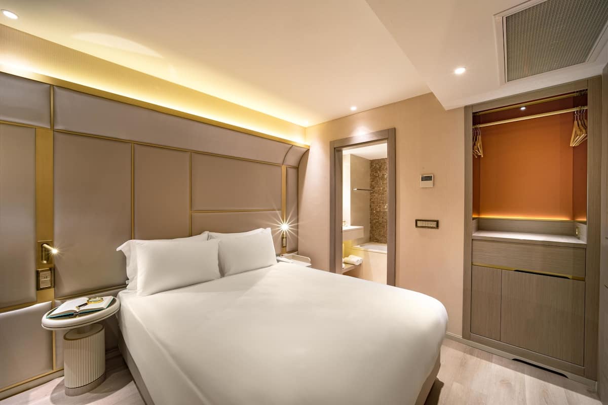 Premium bedding, down duvets, Tempur-Pedic beds, minibar