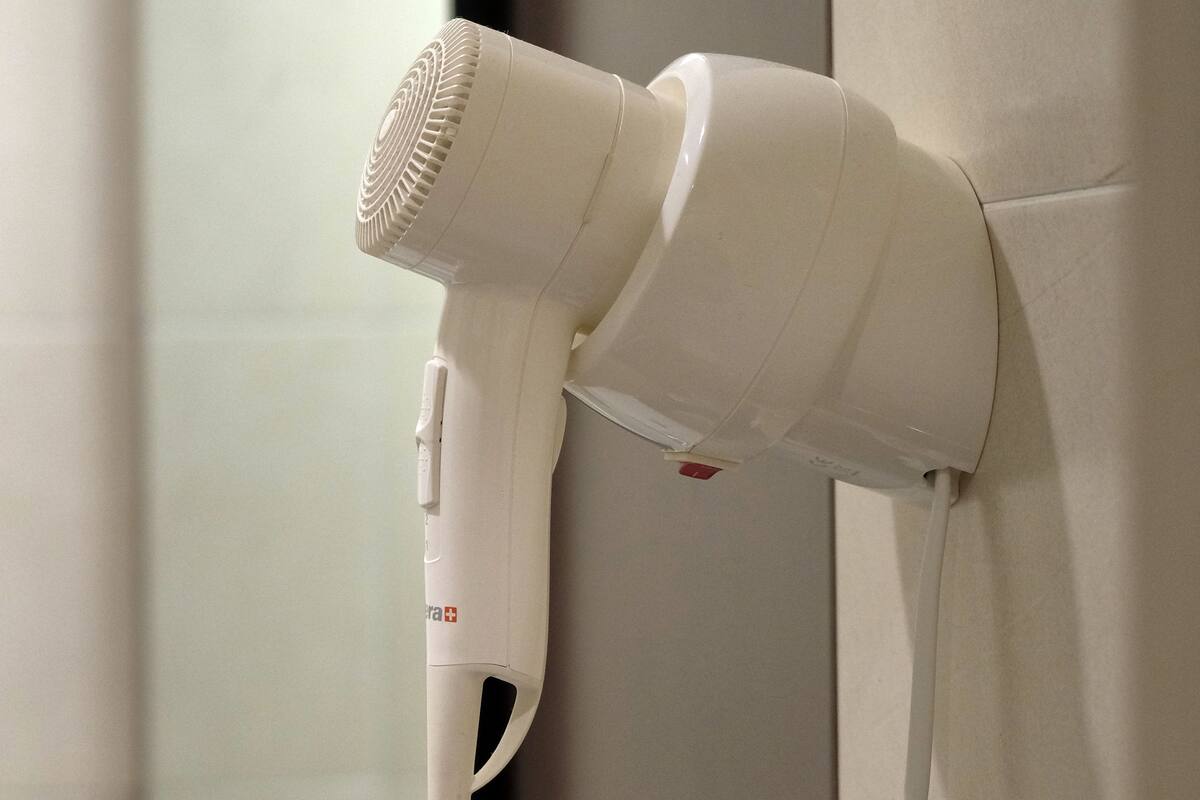 Single Room | Bathroom amenities | Free toiletries, bidet, towels