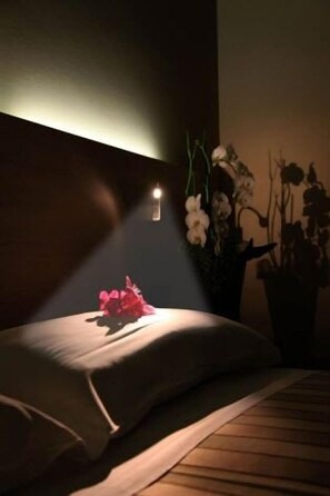 Premium bedding, in-room safe, desk, free WiFi